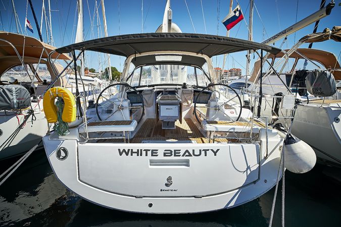 Beneteau Oceanis 41.1 | White Beauty