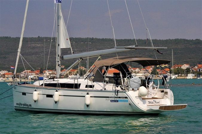 Bavaria Cruiser 37 | White Pearl