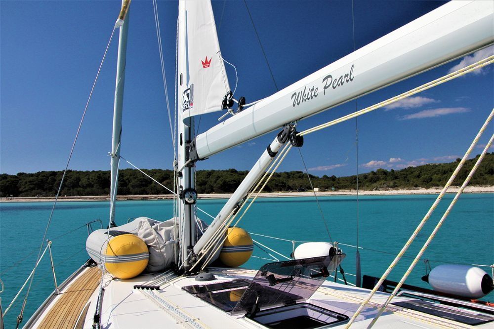 Bavaria Cruiser 37 | White Pearl