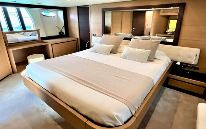 Pershing 72 | Legendary