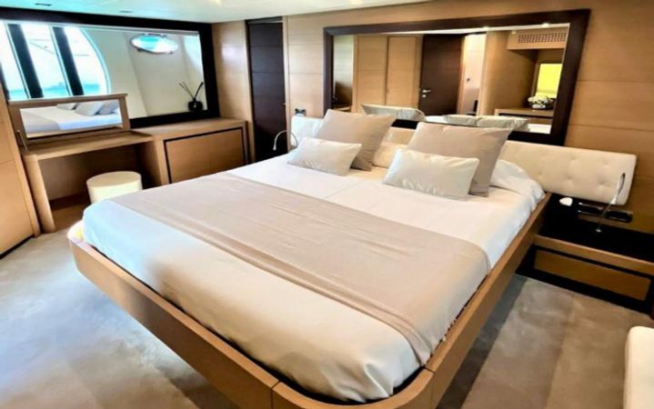 Pershing 72 | Legendary