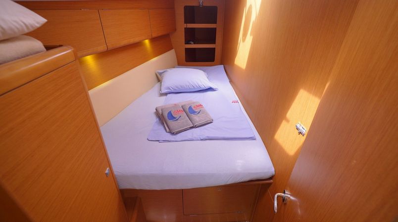 Jeanneau Sun Odyssey 44i | Night and Day