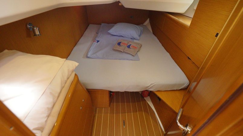 Jeanneau Sun Odyssey 44i | Night and Day