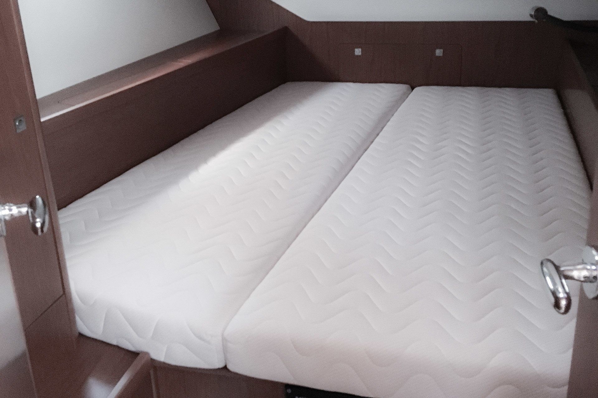 Beneteau Oceanis 45 | Slide