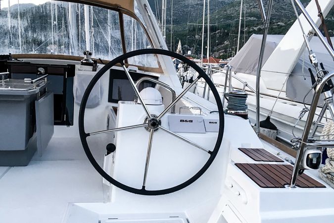 Beneteau Oceanis 45 | Slide