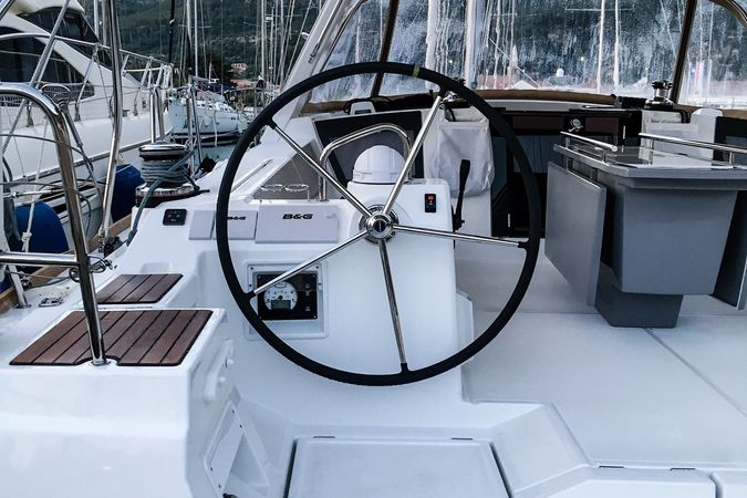 Beneteau Oceanis 45 | Slide