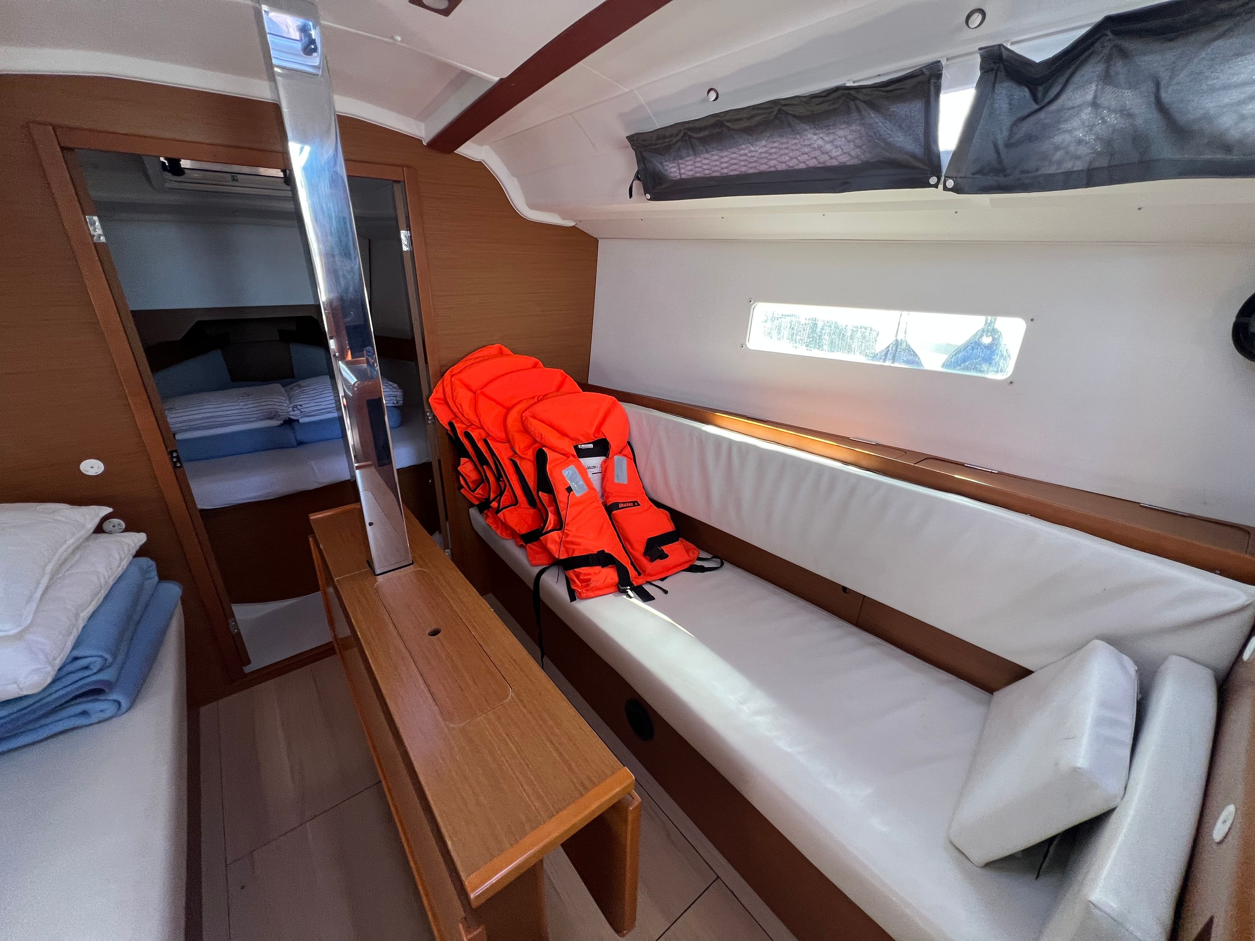 Jeanneau Sun Odyssey 349 | Grape