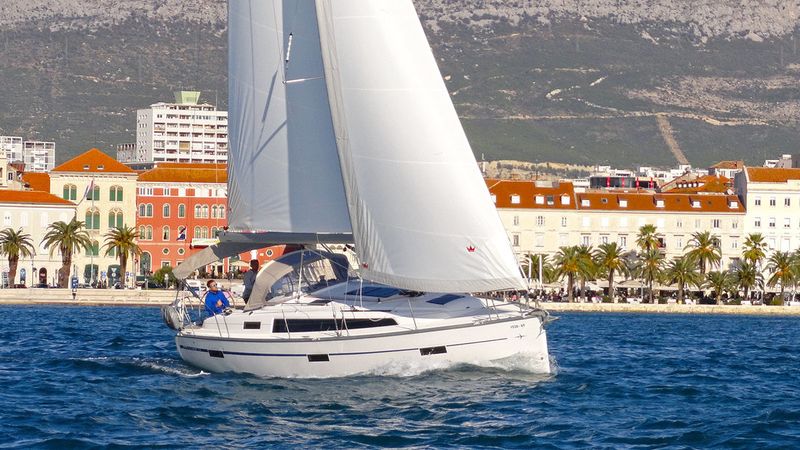 Bavaria Cruiser 37 | Lirica