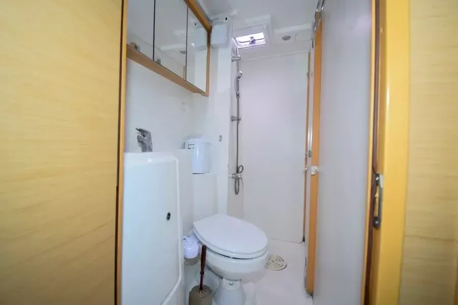 Lagoon 421 | Rain Dogs