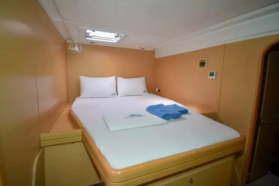 Lagoon 421 | Rain Dogs