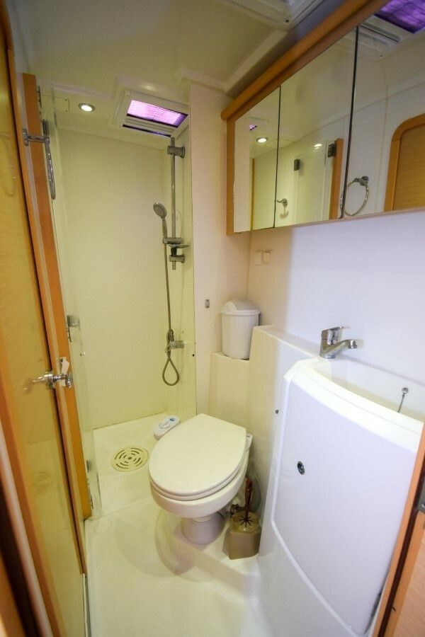 Lagoon 421 | Rain Dogs