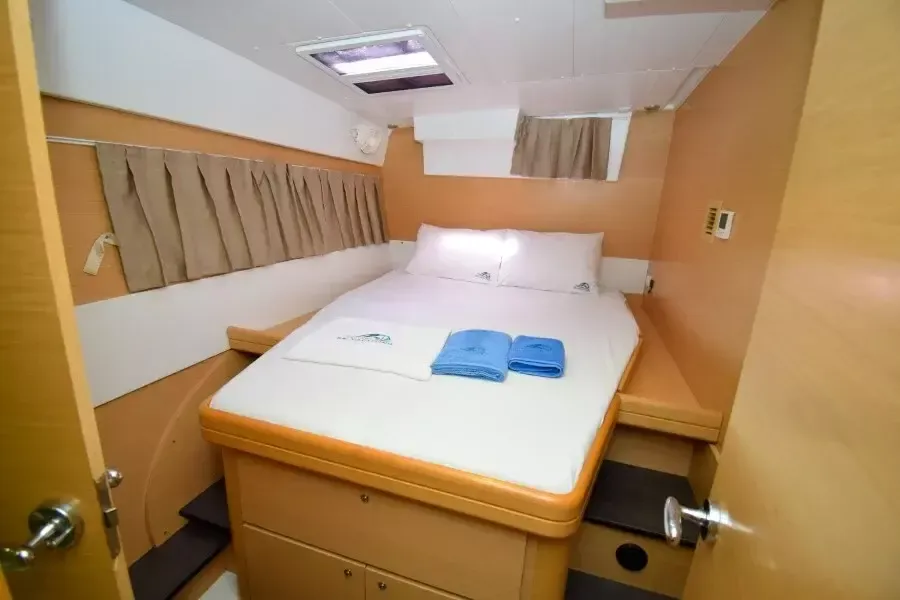 Lagoon 421 | Rain Dogs