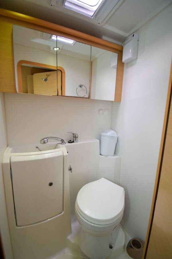 Lagoon 421 | Rain Dogs