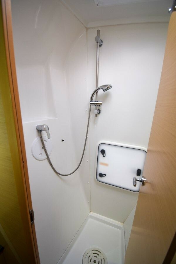 Lagoon 421 | Rain Dogs