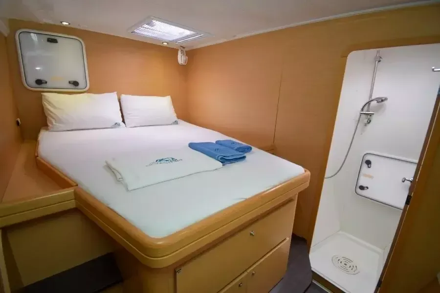 Lagoon 421 | Rain Dogs