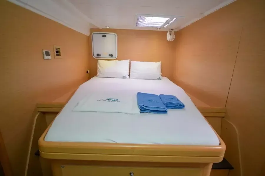 Lagoon 421 | Rain Dogs