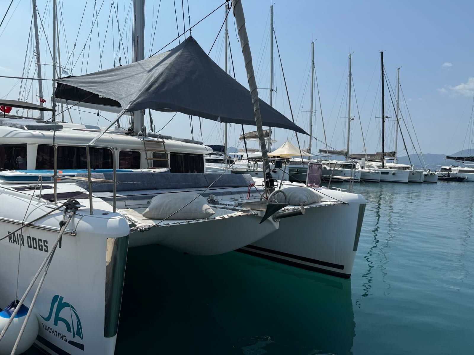 Lagoon 421 | Rain Dogs