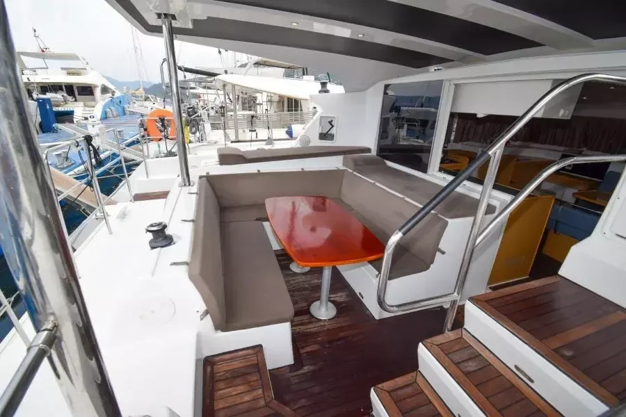 Lagoon 421 | Rain Dogs