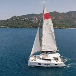 Lagoon 421 | Rain Dogs