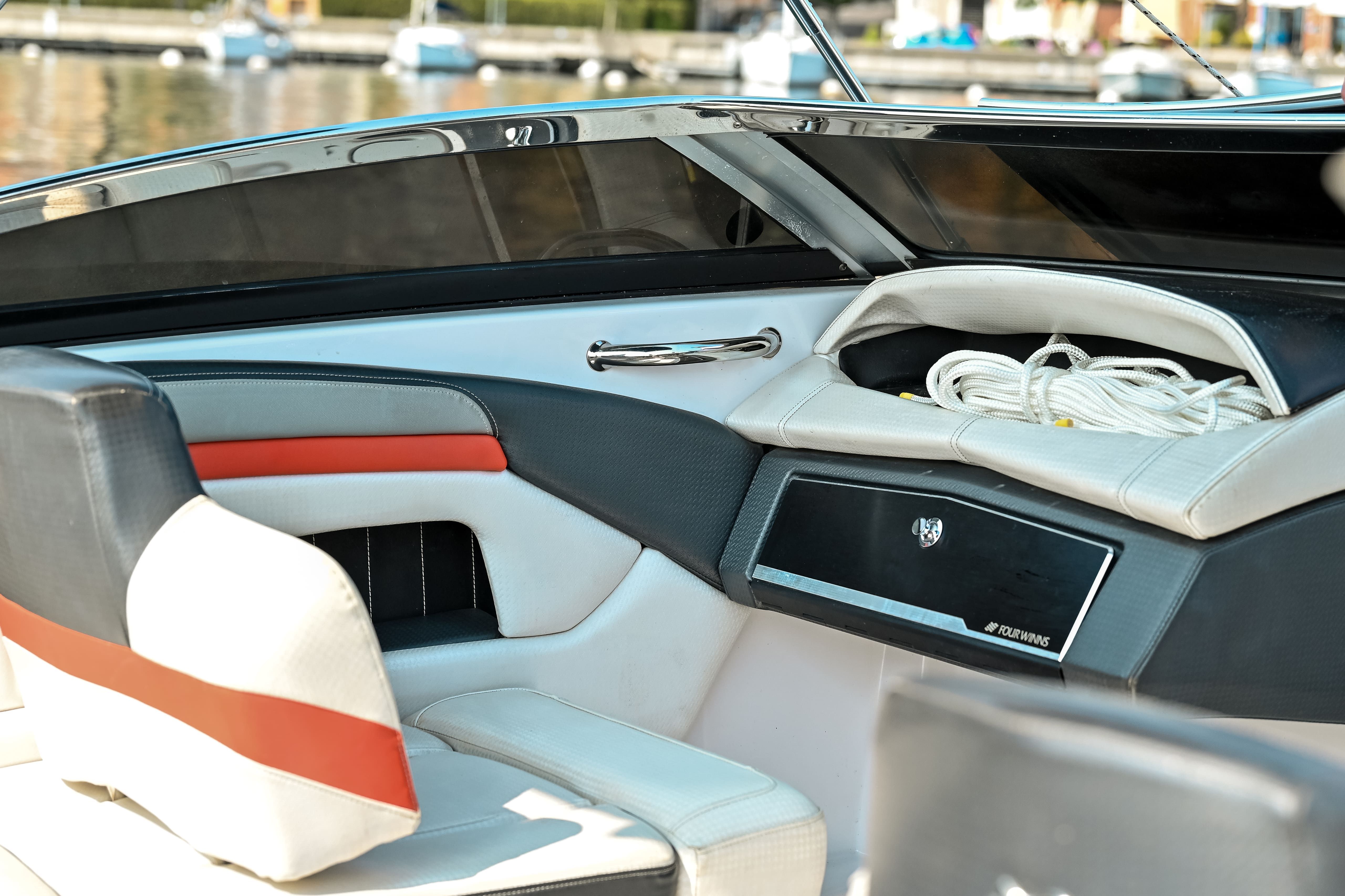 Four Winns 210 RS | Horizon