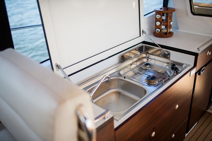 Platinum 989 | Flybridge