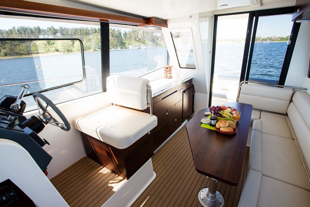 Platinum 989 | Flybridge