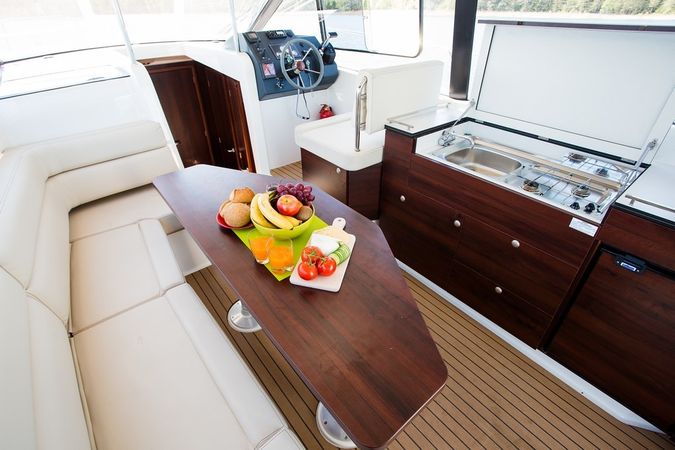 Platinum 989 | Flybridge