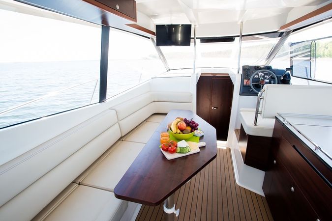 Platinum 989 | Flybridge