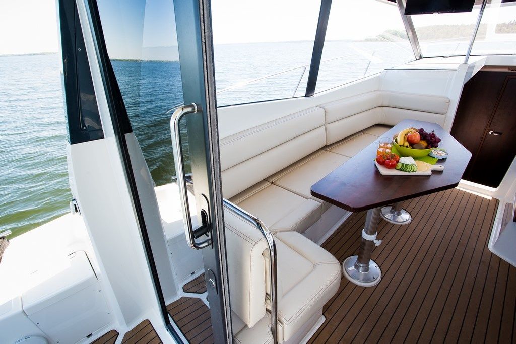 Platinum 989 | Flybridge