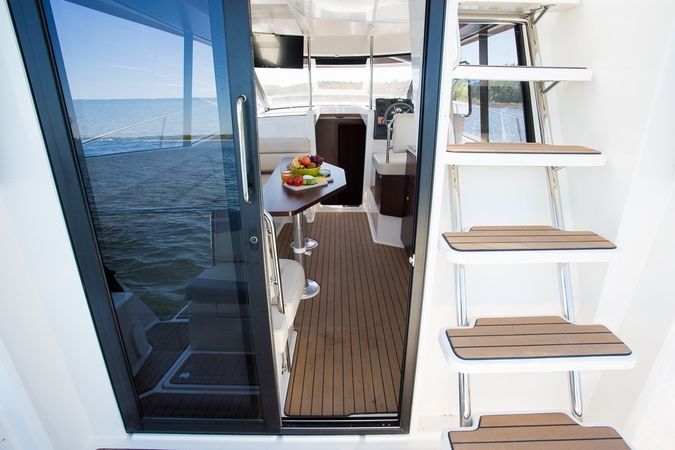 Platinum 989 | Flybridge
