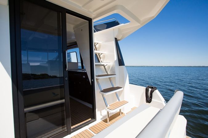 Platinum 989 | Flybridge
