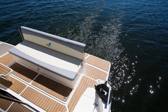 Platinum 989 | Flybridge