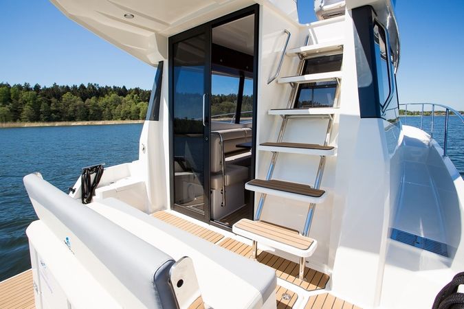 Platinum 989 | Flybridge
