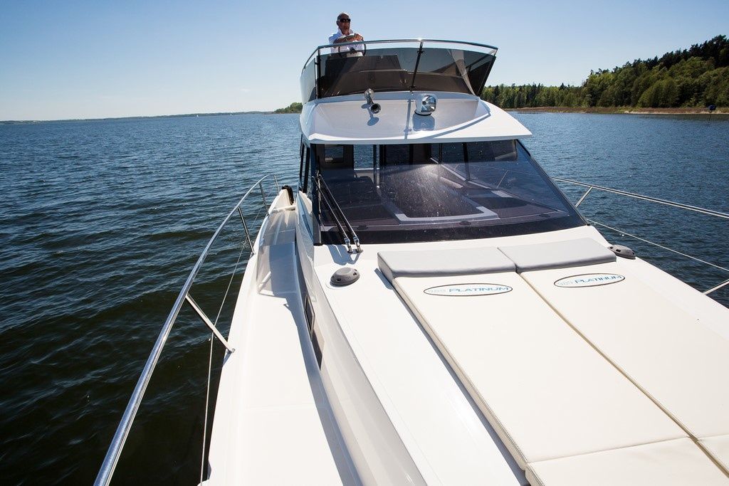 Platinum 989 | Flybridge