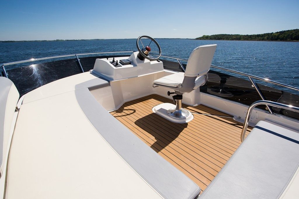 Platinum 989 | Flybridge