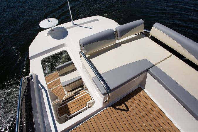 Platinum 989 | Flybridge