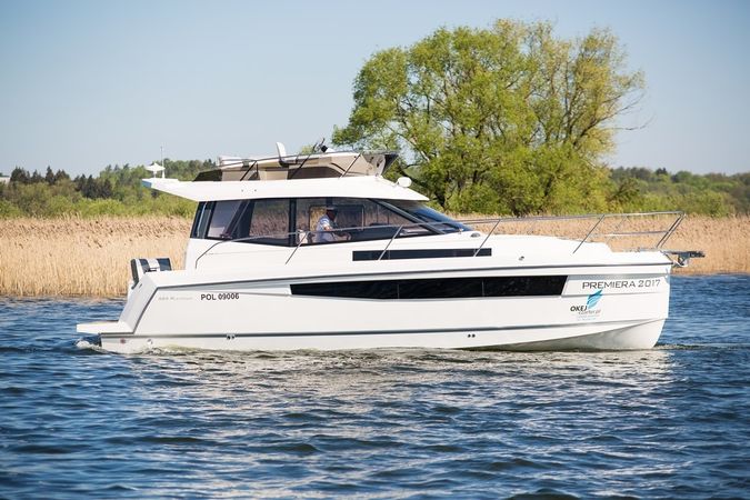 Platinum 989 | Flybridge