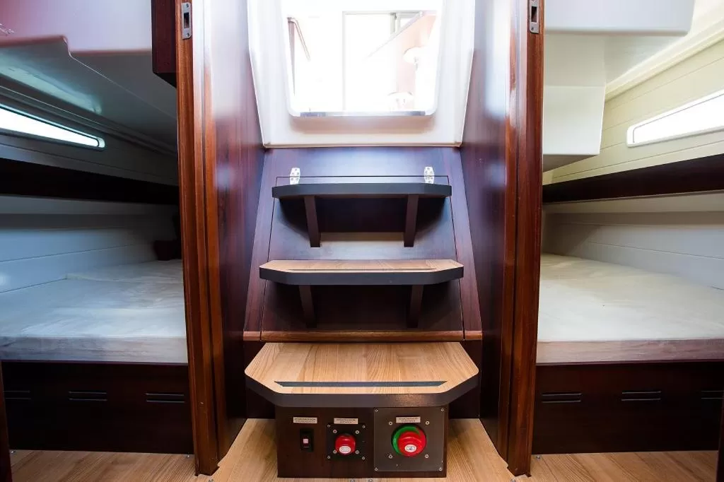 Platinum 989 | Flybridge