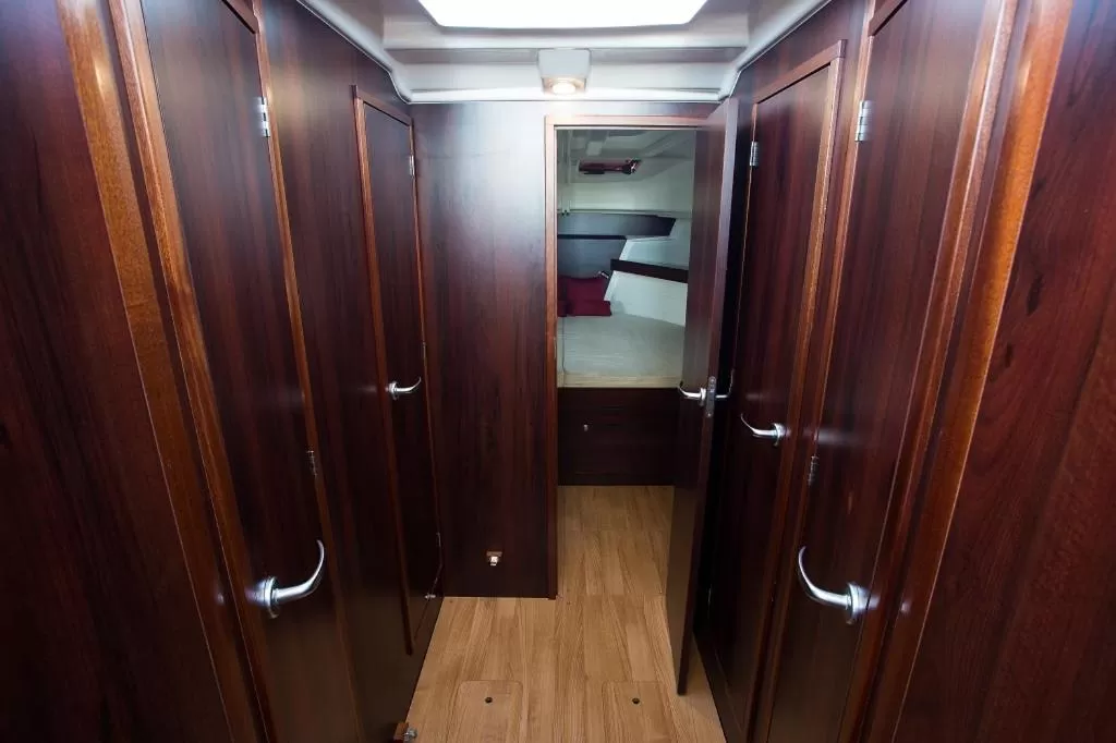 Platinum 989 | Flybridge