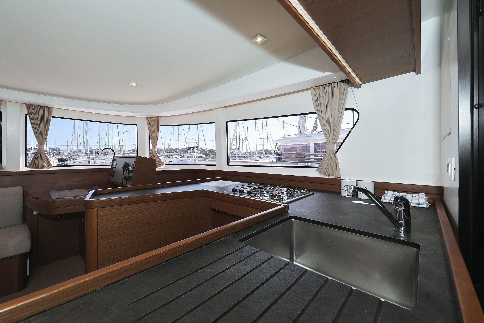 Lagoon 42 | Media Luna