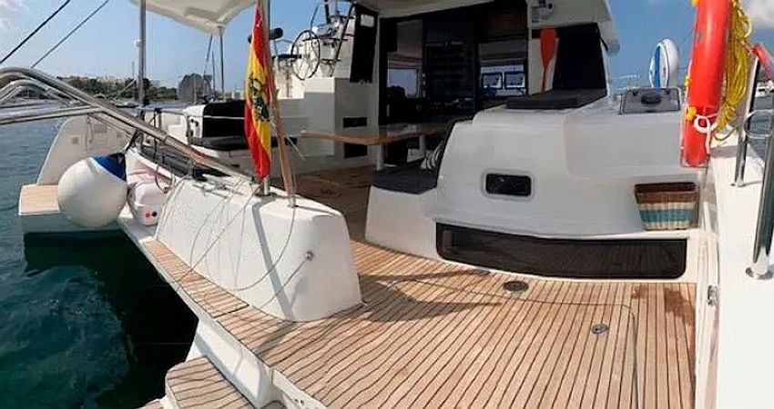 Lagoon 42 | Side