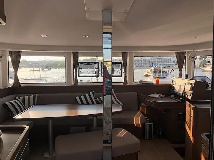 Lagoon 42 | Side