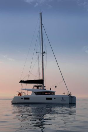 Lagoon 42 | Side