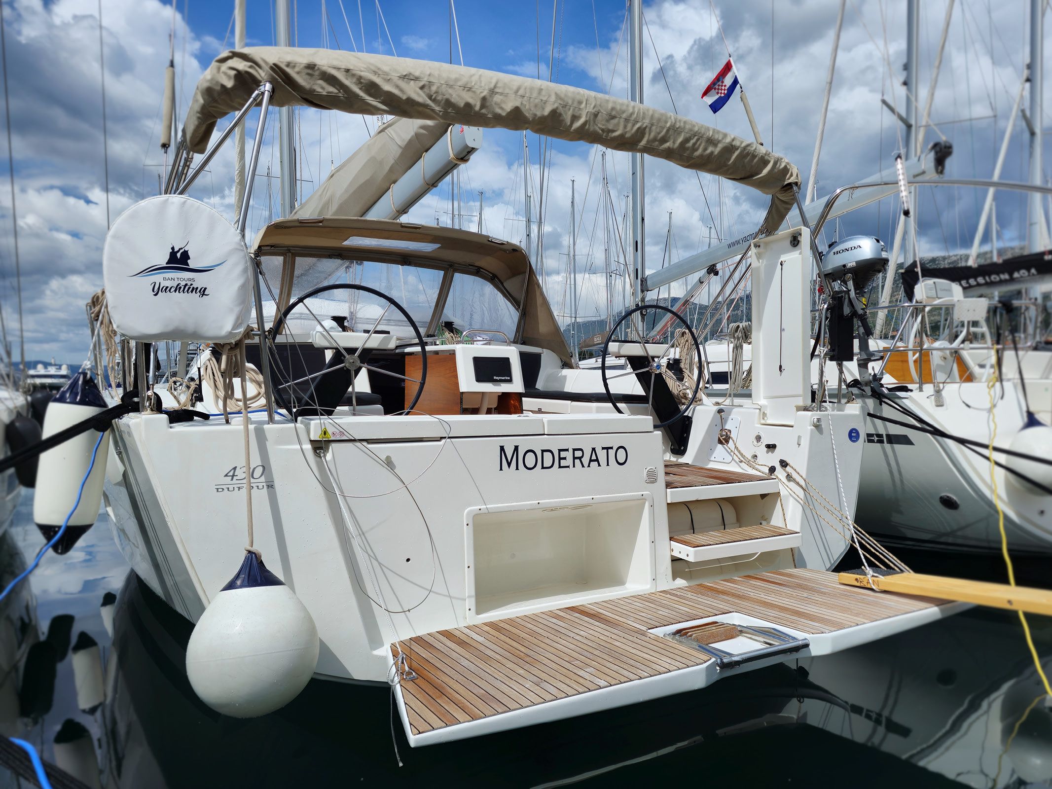 Dufour 430 | Moderato