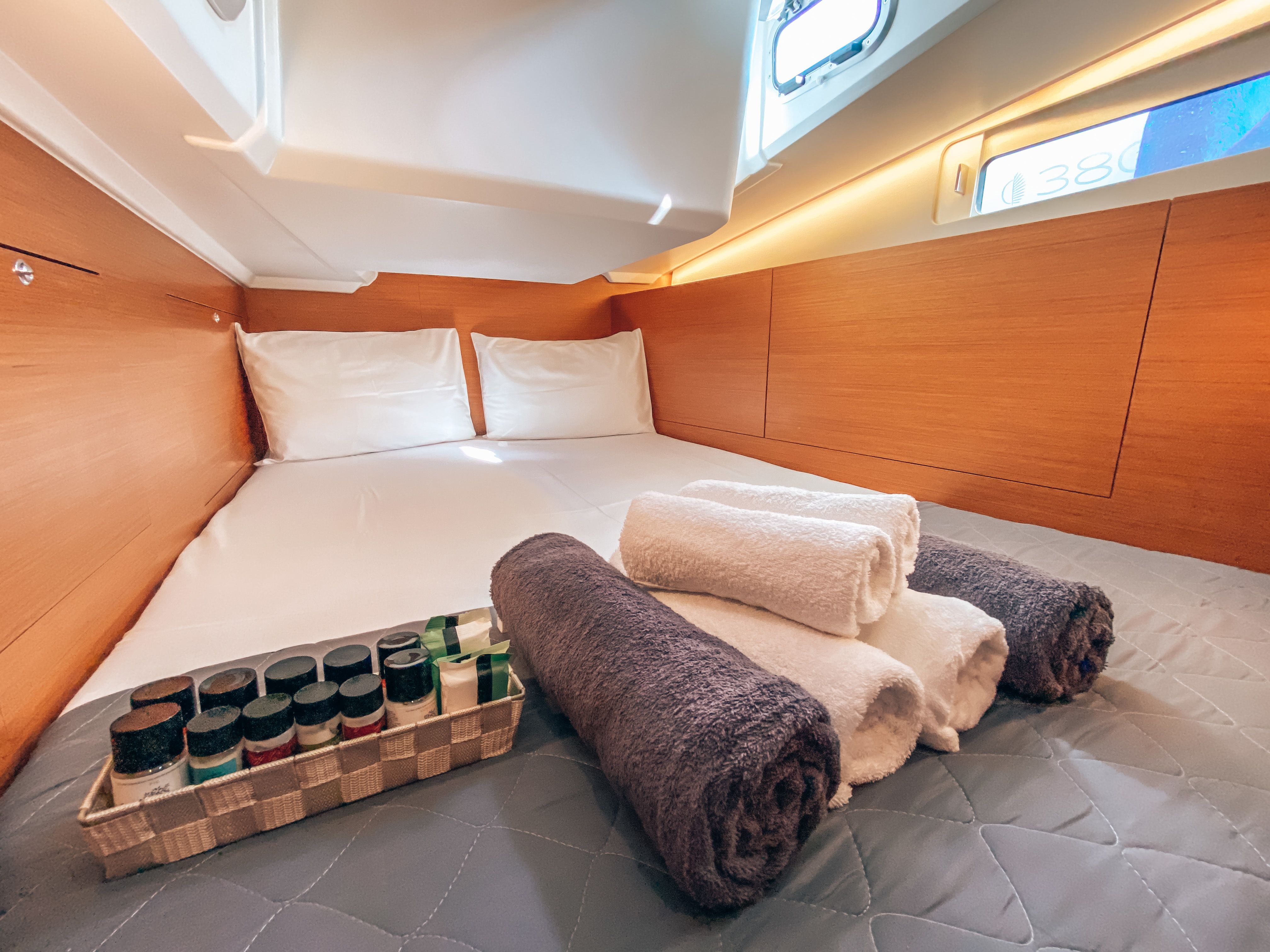 Jeanneau Sun Odyssey 410 | Aquaholic