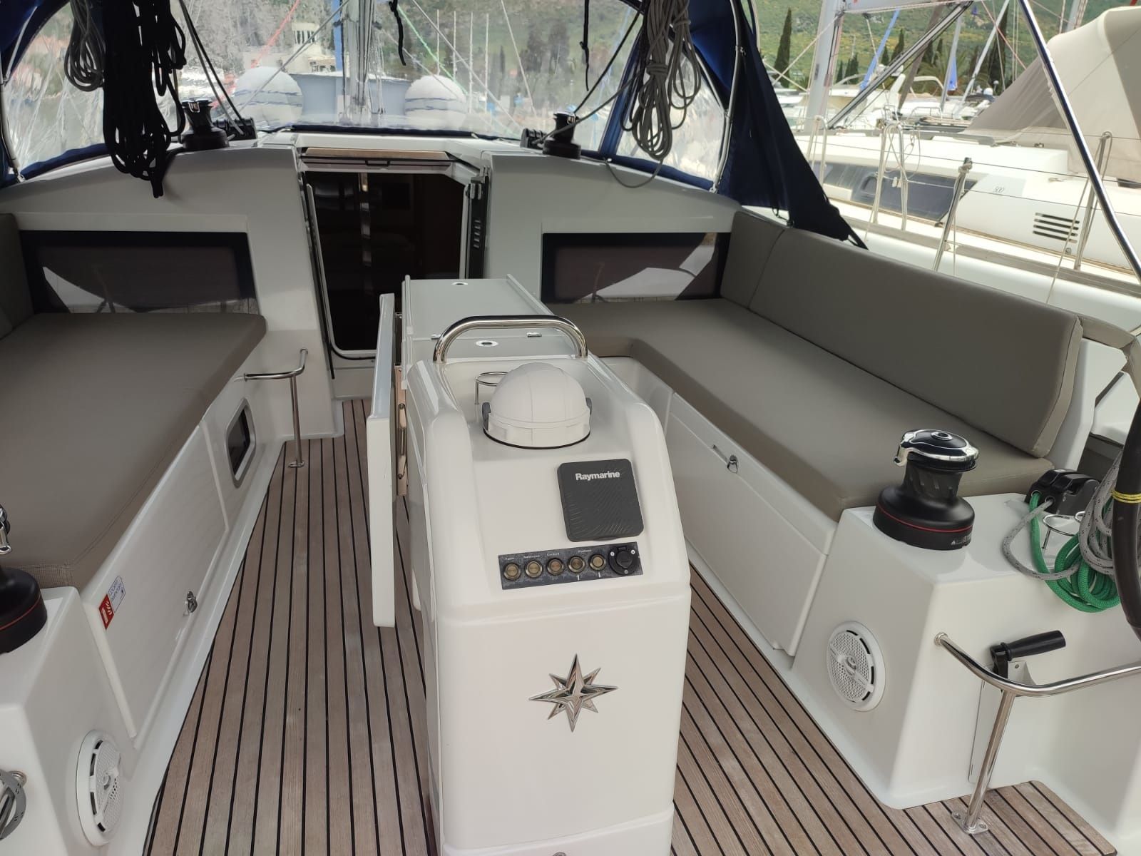 Jeanneau Sun Odyssey 440 | Modesty