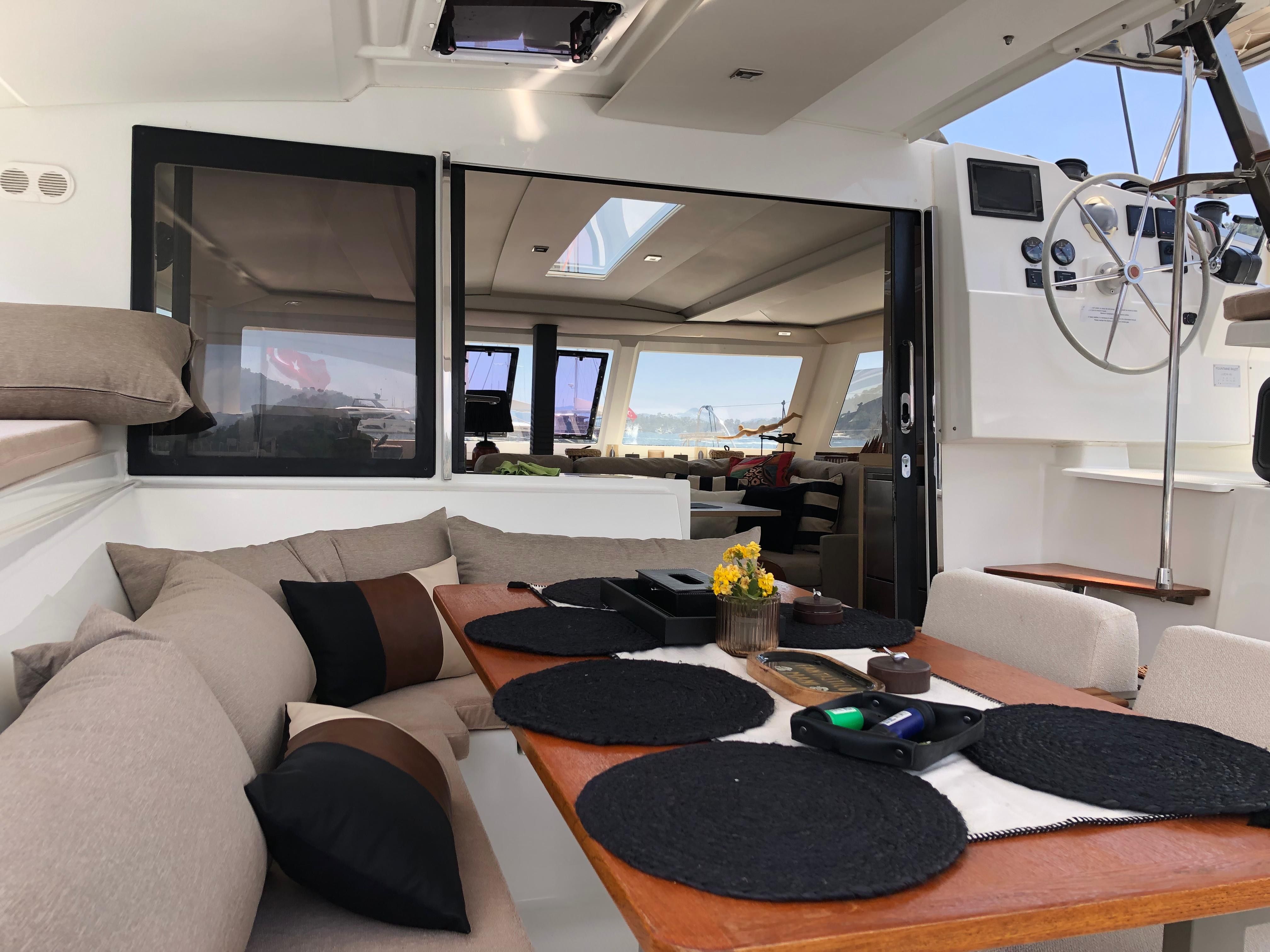 Fountaine Pajot Lucia 40 | Hola