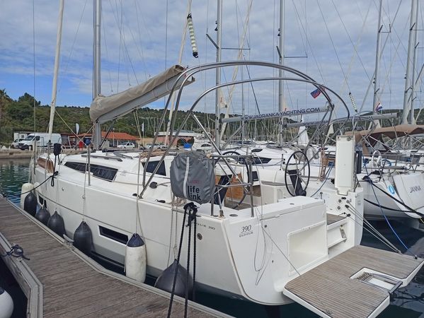 Dufour 390 | Esko