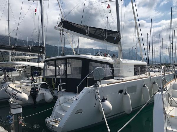 Lagoon 450 F | Red Twin 2