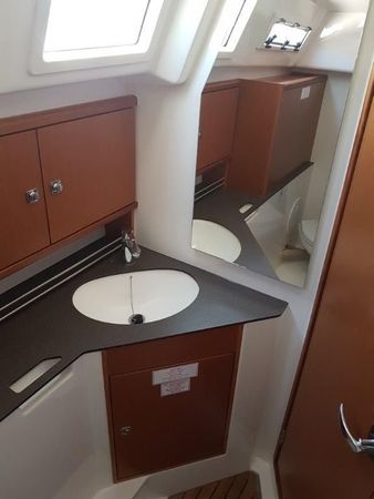 Bavaria Cruiser 34 | Dory 2